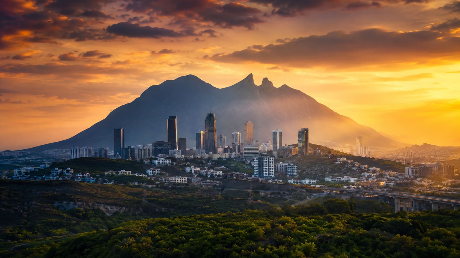 Panorámica de Monterrey al atardecer con el Cerro de la Silla al fondo